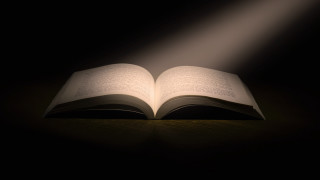 Open book light on table - an open book free wallpaper