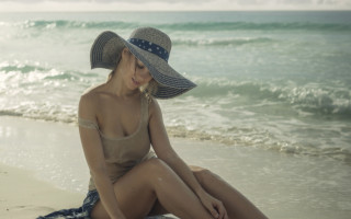 Woman beach hat bathing suit - a hat free wallpaper