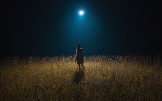 Woman field night fullmoon lensflare - elsa bleda free wallpaper
