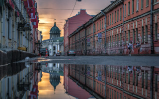 City street puddle dome reflection - a puddle of water free wallpaper