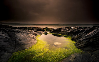 Night beach river rocks grass - a dark sky in the background free wallpaper
