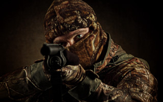 Camouflage man gun aiming serious - full round face free wallpaper for desktop