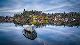 Docked boat lake mountain redhouse - a red house free wallpaper