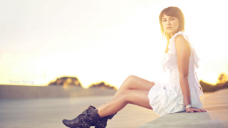 Woman sitting ledge crossed legs - a ledge free wallpaper