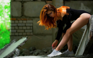 Woman redhair glasses shoes greenwall - her shoe free wallpaper