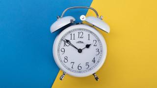 White alarm clock blue yellow - les automatiste free wallpaper