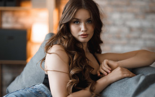 Woman couch brick wall portrait - a brick wall in the background free wallpaper