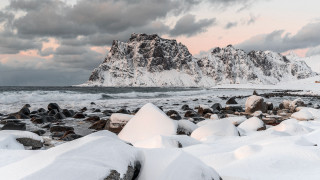 Rocky snowy beach mountain lake - a rocky beach free wallpaper