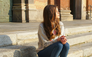 Woman praying steps building cityscape - celia fiennes free wallpaper