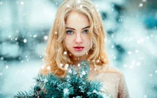 Woman christmas tree snow falling - a christmas tree in the snow free wallpaper