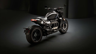 Motorcycle dark room digital rendering - dom qwek free wallpaper for desktop