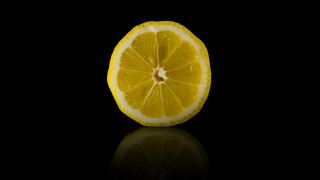 Half lemon reflection black background - whole free wallpaper