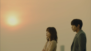 Couple people ocean sun background - hazy free wallpaper for desktop