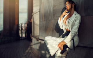 Woman white suit phone cigarette - a cigarette free wallpaper for desktop