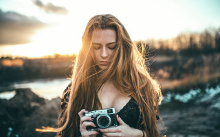 Woman holding camera blonde sunset - the camera len free wallpaper