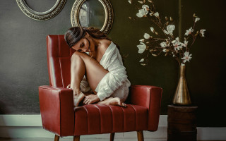 Woman redchair mirror flowers fashion - emma ríos free wallpaper