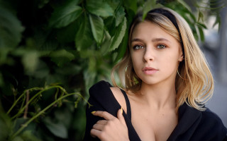 Woman greenplant portrait blurry hoodie - a black top free wallpaper for desktop