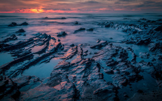 Rocky beach snowy sunset cloudy - snow under a cloudy sky free wallpaper