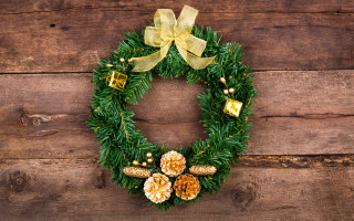 Wreath pinecones gold decorations wooden - ornamental free wallpaper