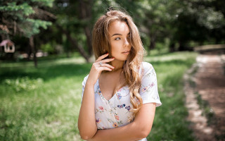 Woman field serious brown eyes - the side with free wallpaper