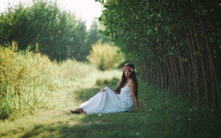 Woman white dress forest sitting - a grass free wallpaper