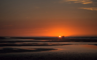 Beach sunset couple ocean clouds - free sunset wallpaper for desktop