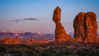 Desert rock formation mountains sunset - a few cloud free wallpaper for desktop