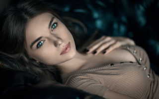 Woman couch blurry photorealistic blackhair - artur tarnowski free wallpaper