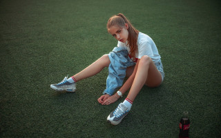 Elina karimova girl sitting shoes - her shoe free wallpaper