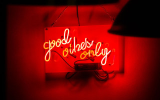 Neon sign good vibes wall - a lamp free wallpaper