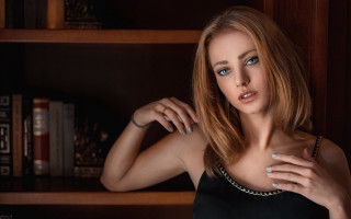 Woman blue eyes black top - a bookcase free wallpaper