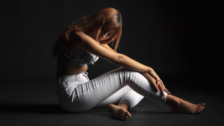 Woman sitting crossed legs blonde 5 - chizuko yoshida free wallpaper for desktop