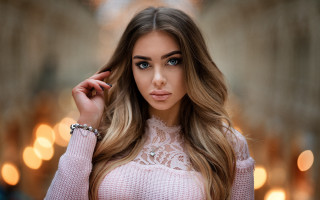 Woman pink sweater christmas tree - a christmas tree in the background free wallpaper