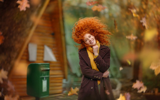 Red hair autumn park blurry - a picture in a park free wallpaper