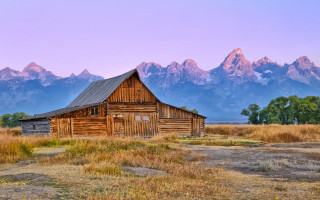 Barn mountains sunset purple sky - a barn in a field free wallpaper
