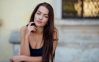 Eszter mattioni portrait blurry bench - her chin free wallpaper