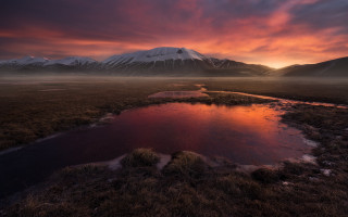 Mountain range water red sky - a red sky in the background free wallpaper