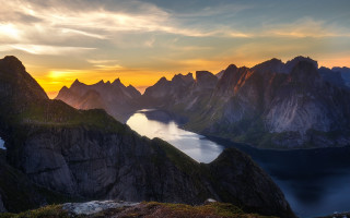 Mountain lake sunset clouds artist - a lake in the middle of it free wallpaper for desktop