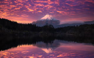 Mountain lake sunset sky reflection - a pink sky above free wallpaper