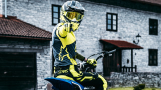 Motorcycle man yellow black outfit - de stijl free wallpaper