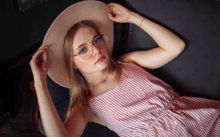 Woman hat glasses couch portrait - a hat and glasses free wallpaper
