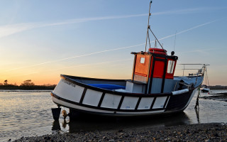 Lake sunset boat clouds mountains - bascove free wallpaper