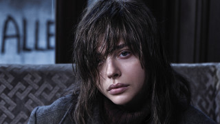 Woman longhair couch serious blackbackground - her face and shoulder free wallpaper