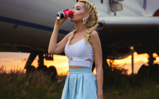 Woman drinking coca cola popart - dorothy coke free wallpaper