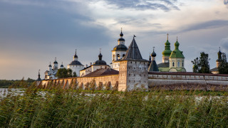Castle towers water grass mountains - medieval free wallpaper for desktop