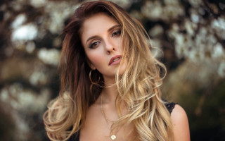 Aramenta blonde longhair necklace profile - long hair and a necklace free wallpaper