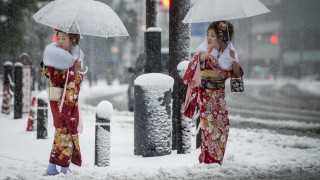 Two women snow umbrellas kimono - umbrella free wallpaper for desktop