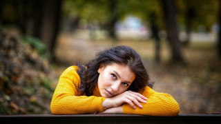 Eszter mattioni park portrait blurry - free portrait wallpaper for desktop