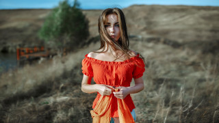 Elina karimova red top field - a red top free wallpaper for desktop