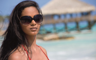 Beach woman redbikini sunglasses portrait - daphne allen free wallpaper